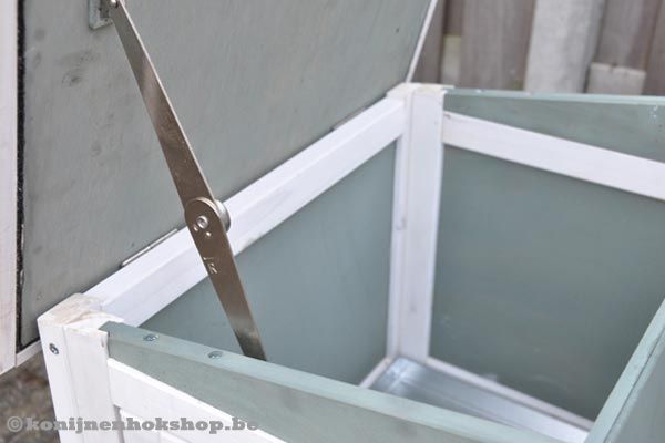 Het dak is voorzien van schanieren.