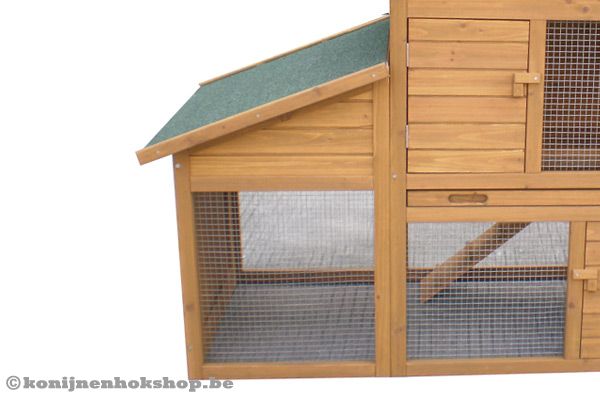 Met traliedeur in het zijpaneel van de ren.